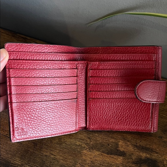 Gucci Crimson Leather Wallet with Gold Emblem - Picture 4 of 16